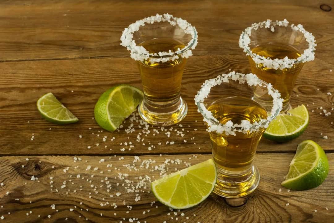 Jak zrobić idealne drinki z tequilą? Przepisy i porady eksperta