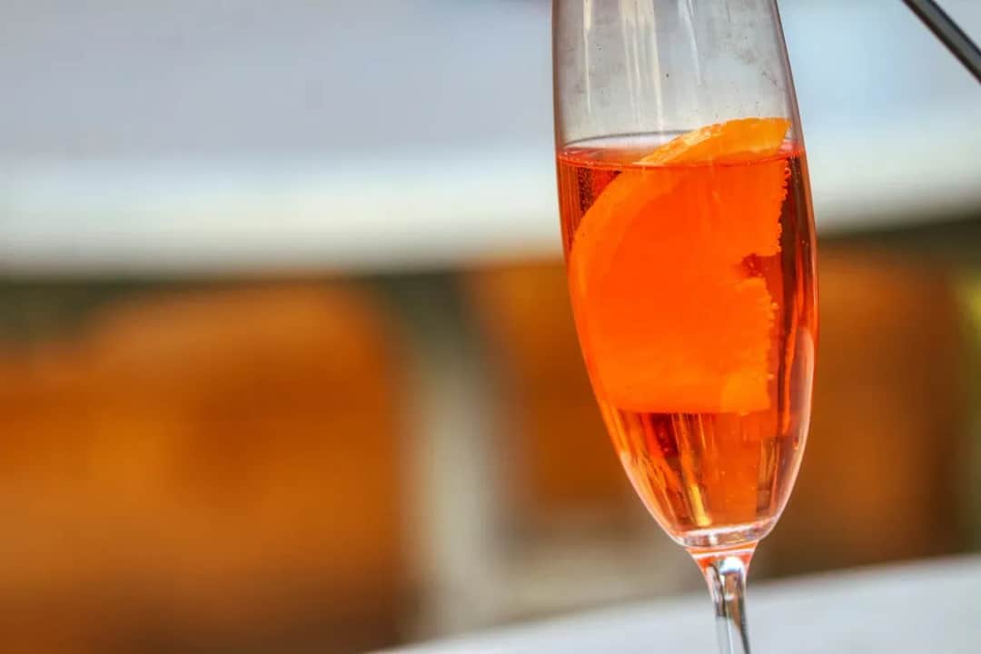 Niebieskie drinki z Blue Curacao: Łatwe przepisy i triki barmana